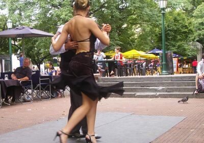 Disfrutar de un tango en Plaza Dorrego